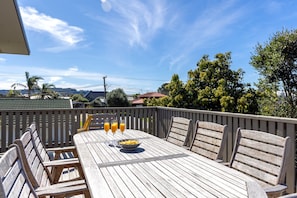 Outdoor dining - Moore By The Shore - Whangamata (Whangamatā)