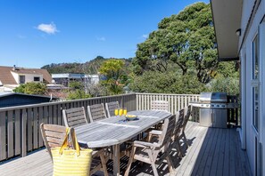 Outdoor dining - Moore By The Shore - Whangamata (Whangamatā)
