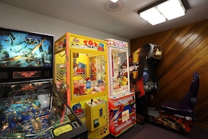 A row of arcade games including 'James Cameron's Avatar', 'Toy Taxi', and 'Drift'. - Deer Park 2 Bedroom with near Loon Mountain! (Woodstock)