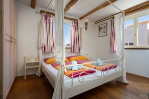A four-poster bed with a canopy, a bedside table, and a wardrobe. - Villa Leon (Istria - Funtana) (Funtana)