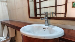 Phòng đôi | Phòng tắm | Buồng tắm vòi sen, máy sấy tóc, khăn tắm, xà phòng 
