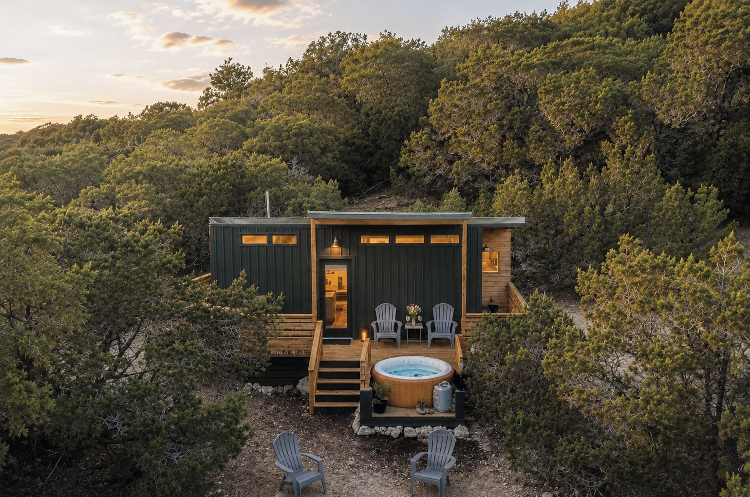 Una cabaña con jacuzzi, mobiliario exterior y terraza.