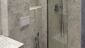 Separat badekar og bruser, gratis toiletartikler, hårtørrer, hjemmesko
