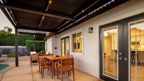 Outdoor dining - Single-story pool and spa home - all utilities included, pets welcome (Palm Desert)