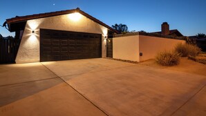 Exterior - Single-story pool and spa home - all utilities included, pets welcome (Palm Desert)