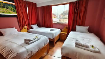 Habitación triple Confort, balcón, vista a la montaña | Ropa de cama de alta calidad, edredón y escritorio