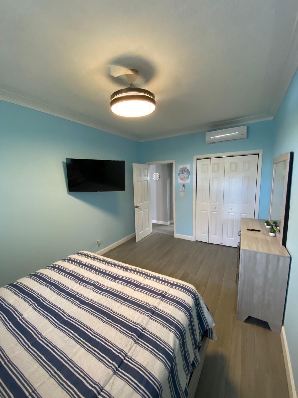 Iron/ironing board, WiFi, bed sheets