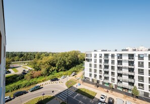 Ein mehrstöckiges Gebäude im modernen Stil, mit Balkonen und großen Fenstern.