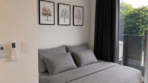 Unclassified image, 3 of 20, button - Modern Griffintown Retreat | Rooftop Pool, Gym & Balcony (Montréal)