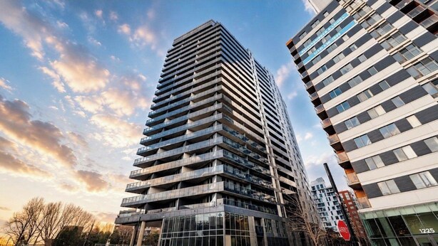 Unclassified image, 1 of 20, button - Modern Griffintown Retreat | Rooftop Pool, Gym & Balcony (Montréal)