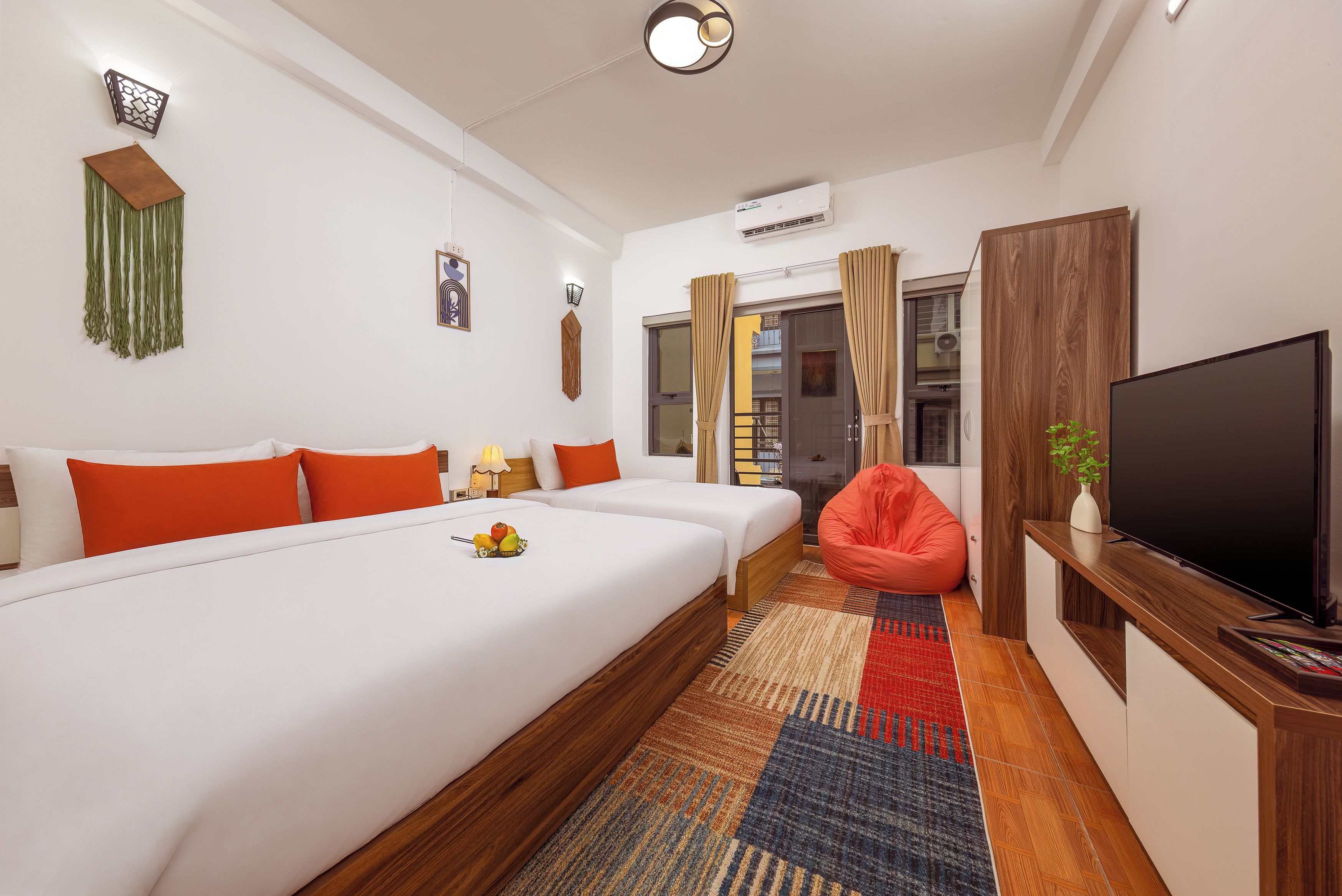 Una habitación de hotel con cama, televisor, escritorio y silla.