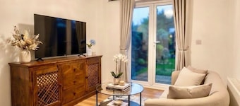 Eastleigh Luxury Retreat with 4 Bedrooms | With Parking | Near Airport