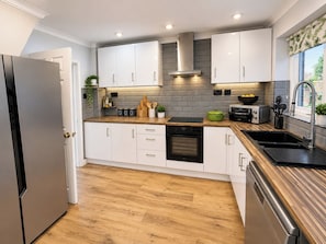 Unclassified image, 5 of 15, button - 4-Bed - Sleeps 8 - Games Room & Free Parking (Kettering)