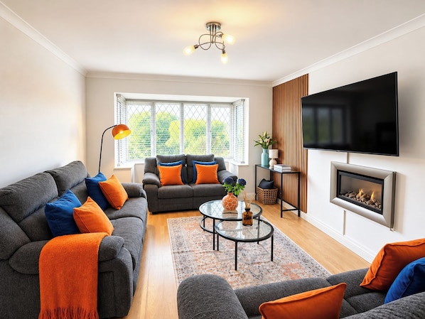 Unclassified image, 1 of 15, button - 4-Bed - Sleeps 8 - Games Room & Free Parking (Kettering)