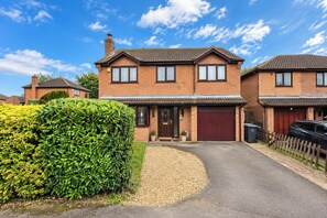 Unclassified image, 2 of 15, button - 4-Bed - Sleeps 8 - Games Room & Free Parking (Kettering)