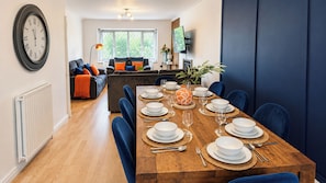 Unclassified image, 4 of 15, button - 4-Bed - Sleeps 8 - Games Room & Free Parking (Kettering)