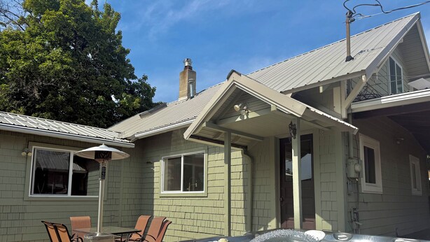 Outdoor dining - Spacious place for family & friends, walking distance to downtown Rathdrum (Rathdrum)