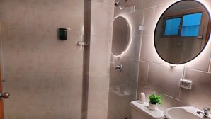 Un baño moderno con inodoro, bidé y lavamanos.