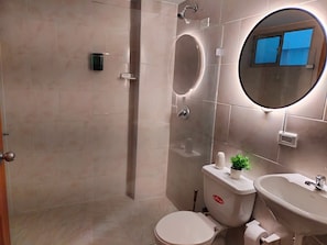 A modern bathroom with a toilet, bidet, and sink. - Exclusive, luxurious, centrally located apartment — serene and comfortable 302 (Medellín)