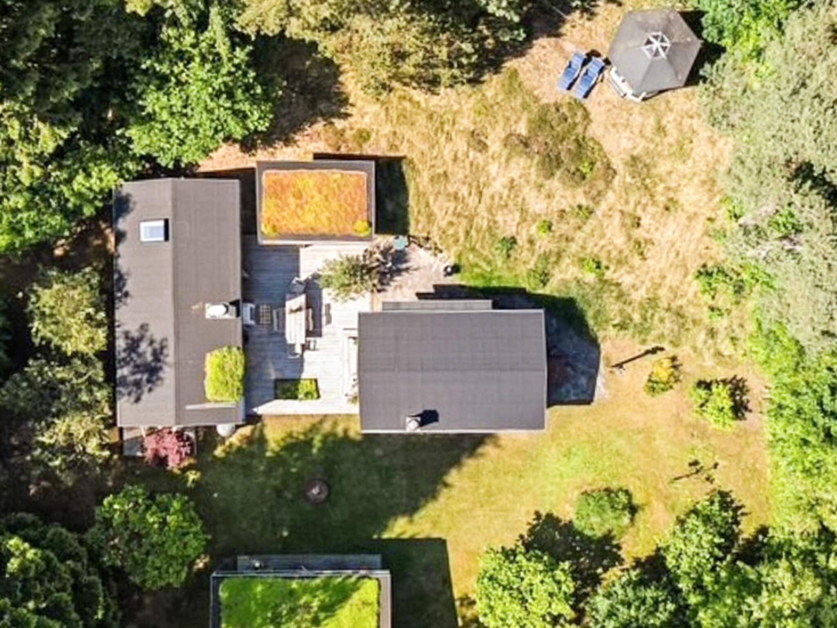 Ein Wohnhaus mit Innenhof, mehreren Räumen und einer überdachten Terrasse.