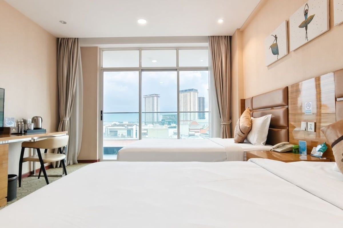 Deluxe Twin City View | Minibar, WiFi (free), bed sheets