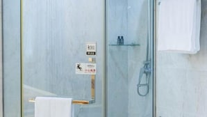 Standard-Zweibettzimmer, Stadtblick | Badezimmer