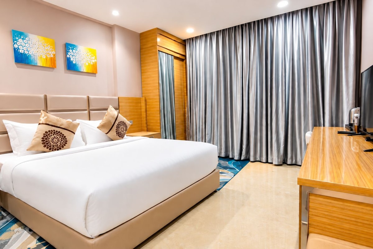 Deluxe King | Minibar, WiFi (free), bed sheets