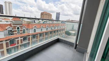 Deluxe Twin City View | Balcony