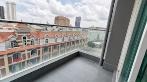 Deluxe Twin City View | Balcony - Diamond Pearl Hotel & Residence (Phnom Penh)