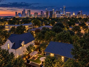 A residential area with houses and a city skyline in the background. - Central Austin Luxury - Hot Tub - Game Room - Private Gate (Austin)