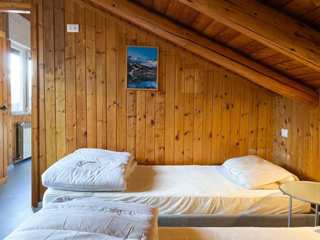 Una habitación con paneles de madera, una cama y un sillón.