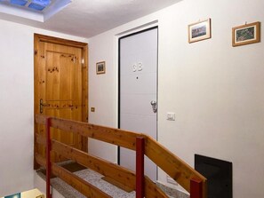A wooden staircase with a handrail leading to a door marked '3B'. - AffittiPontediLegno - Panorama 3B (Temù)