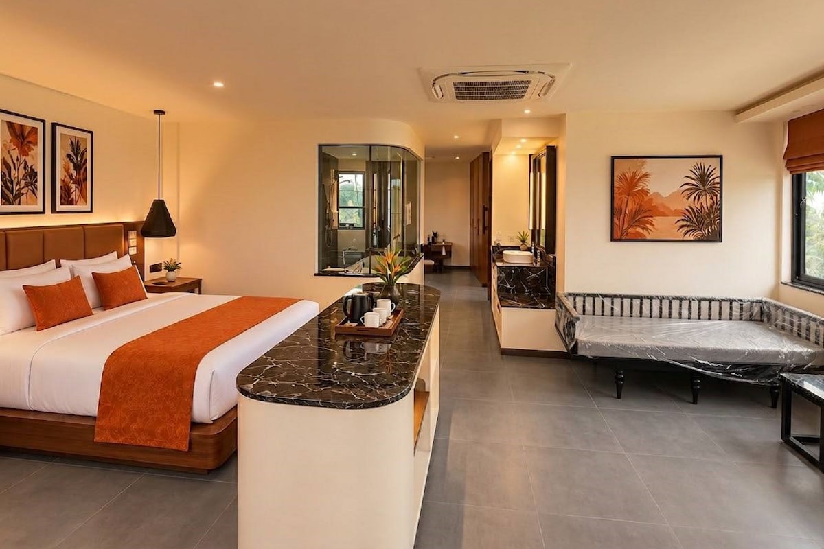 Suite With Bathtub, Living Area, and City View | Romfasilitet