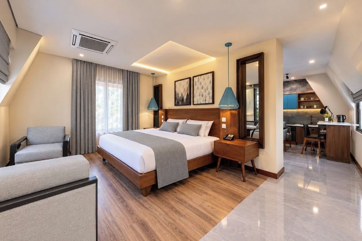 Executive Suite, Bathtub, Living Room and City View | Romfasilitet