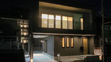 Un edificio moderno de dos pisos con grandes ventanales y techo plano.
