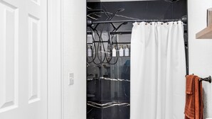 Bathroom - Modern 2 bedroom townhouse with garage (Aurora)
