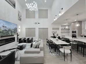 Et moderne interiør med opholdsstue, spiseområde og køkken.