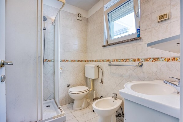 A bathroom with a shower, toilet, bidet, and sink. - Residence Skiper Savudrija Apt 153 Pool & Gym, Savudrija, Croatia (Savudrija)