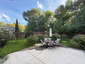Outdoor dining - Bring everyone. Stay awhile. Make some memories! (Orem)