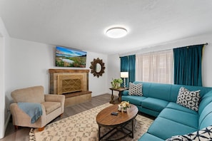 Living area - Room for Everyone, Including Your Pet! Waffles too (Orem)
