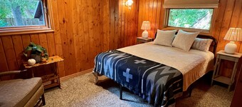 Cozy Creekside Cabin: Sundance, Fishing, Bike Path