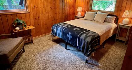 Cozy Creekside Cabin: Sundance, Fishing, Bike Path