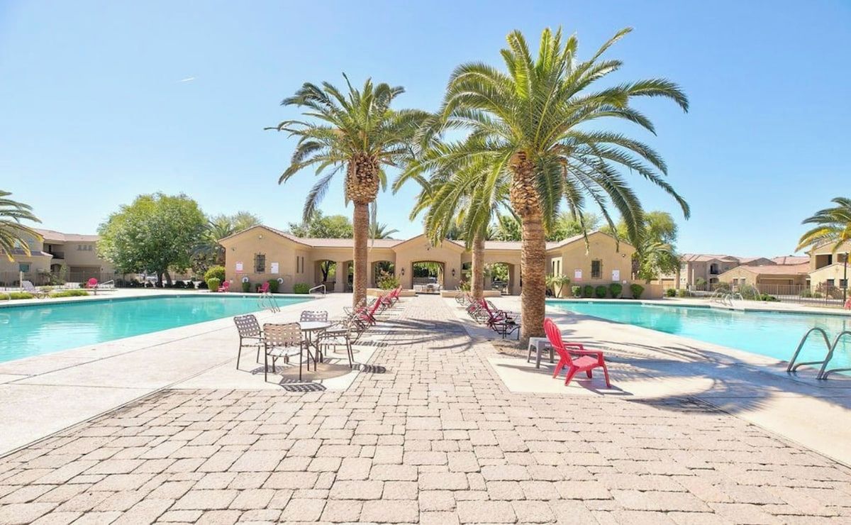 Un espace piscine avec des chaises longues et un ciel dégagé.