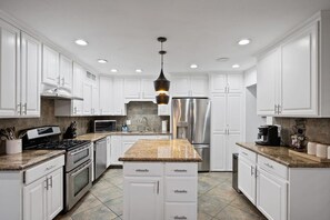 A modern kitchen with white cabinetry, granite countertops, stainless steel appliances, and recessed ceiling lighting. - Old Town Escape 🌵⛳ Free Heated Pool & Hot Tub Near Old Town Scottsdale (Scottsdale)