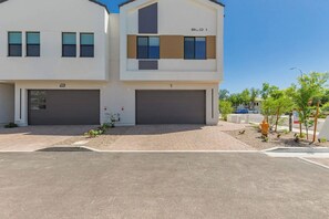 A modern two-story residential building with two garages, a clear driveway, and a well-maintained lawn. - Chandler Townhome 1 🌵 Walk to Downtown Chandler, Community Pool & Grill (Chandler)