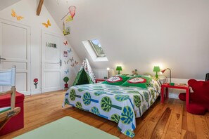 Ein Kinderzimmer mit Etagenbett, Spielzelt und Dachfenster.
