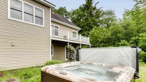 Outdoor spa tub - Waterville Mountain Retreat w/ Hot Tub (Campton)