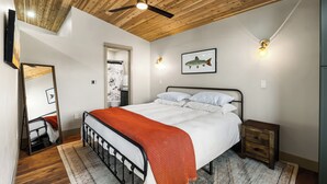 Room - The Merchant’s Loft

A modern loft with a century of history outside its door. (Coolin)
