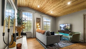 Living area - The Merchant’s Loft

A modern loft with a century of history outside its door. (Coolin)