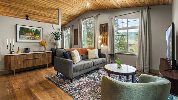 Living area - The Merchant’s Loft

A modern loft with a century of history outside its door. (Coolin)